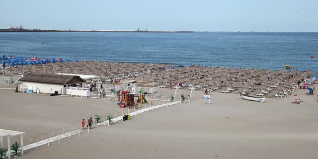 eforie litoral plaja umbrele sezlonguri