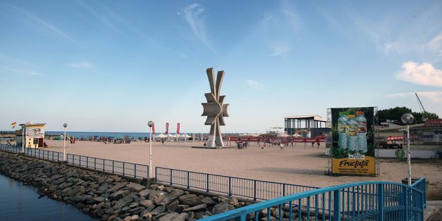 obelisc costinesti litoral plaja