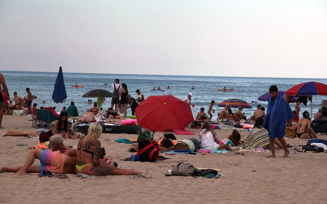 costinesti litoral plaja prosoape umbrelute turisti