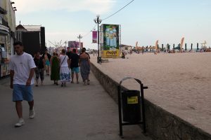 costinesti plaja promenada turisti