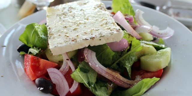 brânză feta, salată grecească, mâncare sănătoasă
