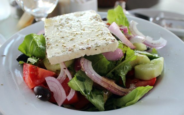 brânză feta, salată grecească, mâncare sănătoasă