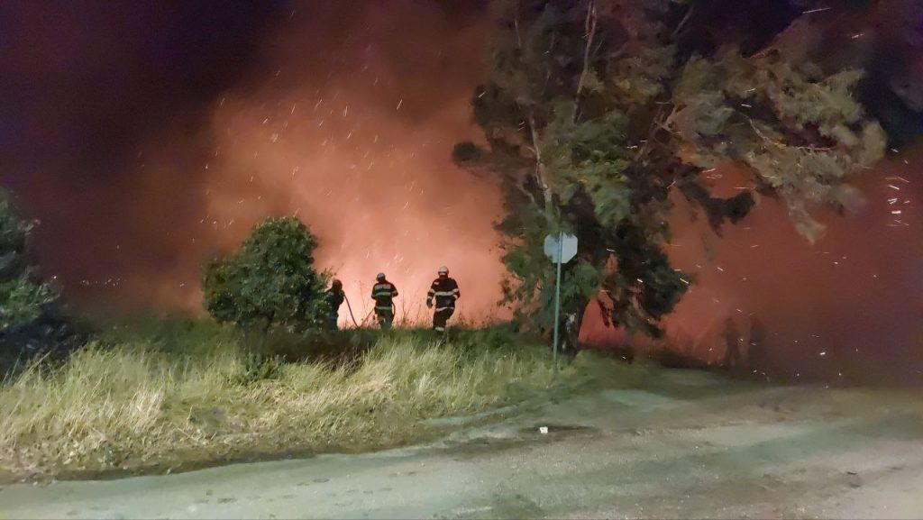 28 Ρουμάνοι με πνεύμα θυσίας ενεπλάκησαν στον αγώνα για την κατάσβεση της φωτιάς / Κατάφεραν να σώσουν δύο σπίτια από την καταστροφή από τις φλόγες
