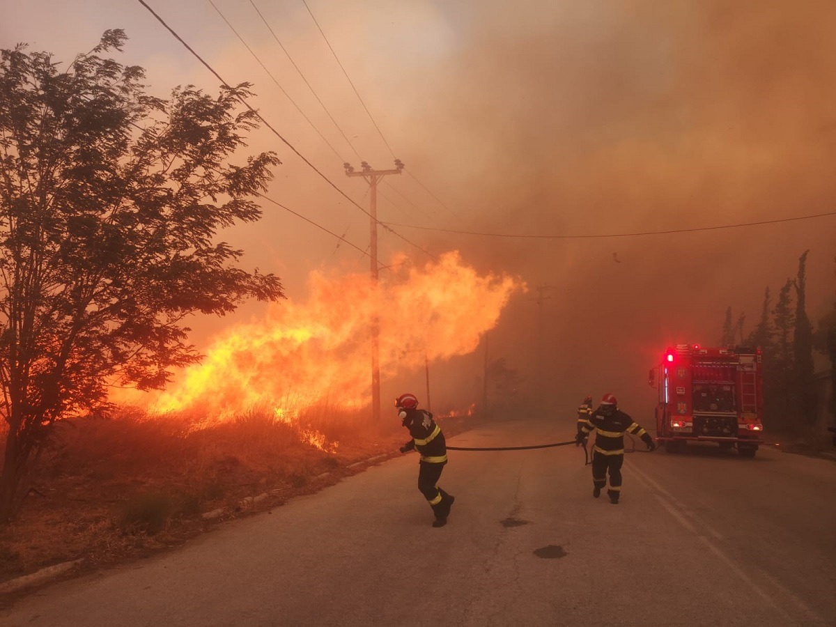 Ρουμάνοι πυροσβέστες απαντούν σε φωτιά που ξέσπασε κοντά στην Αθήνα