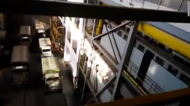 Vehicule rusești, observate în interiorul sălii turbinelor de la centrala nucleară Zaporojie