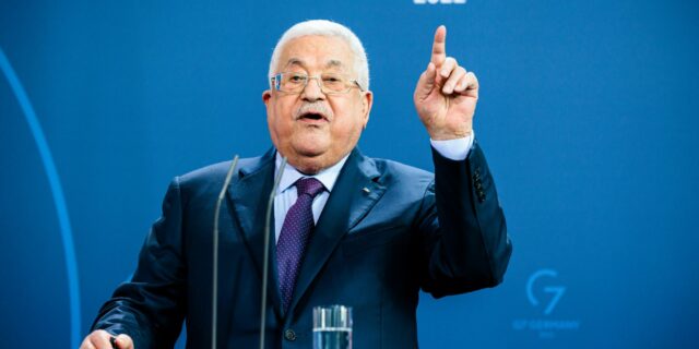 Parisul revocă medalia onorifică a lui Mahmoud Abbas, invocând negarea Holocaustului