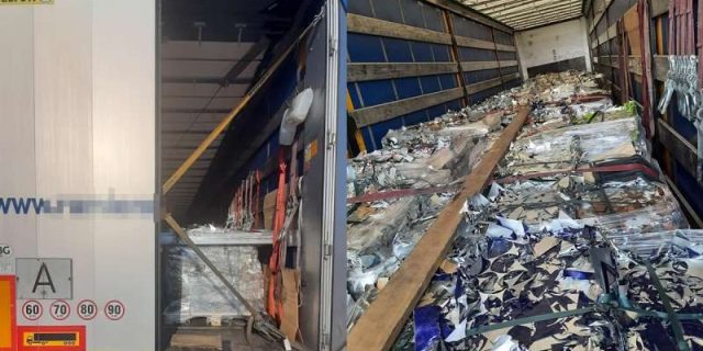 Autocamion cu peste 21 de tone de deşeuri metalice din Bulgaria, cu destinația Germania, oprit de polițiștii de frontieră din Giurgiu
