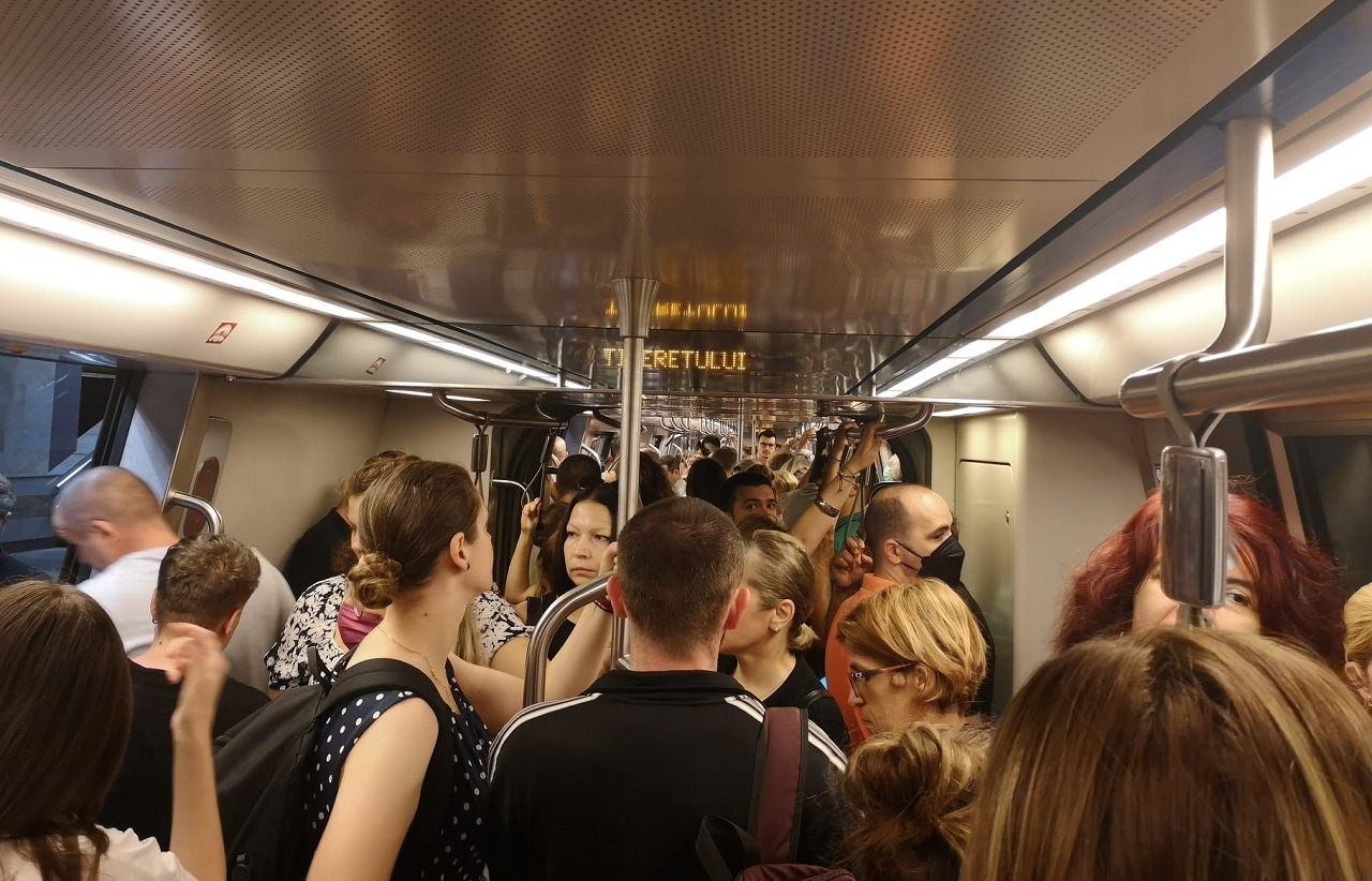 Aglomerație mare la metrou, în plină vară, cu elevii și studenții în vacanță și mulți bucureșteni plecați în concediu / Nicio măsură anunțată de Ministerul Transporturilor