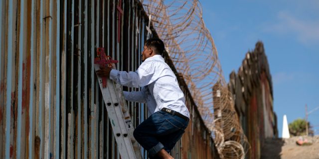 imigranti mexic sua zid granita