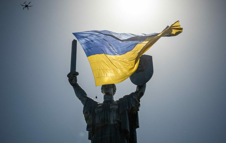 ziua independentei, ucraina, kiev, statuie, victorie, simbol, steag, sabie, scut, razboi, izbanda, conflict