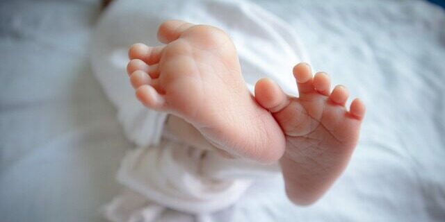 bebelus nou nascut copil maternitate