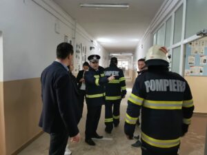 copii evacuati incendiu lampa pompieri isu botosani2