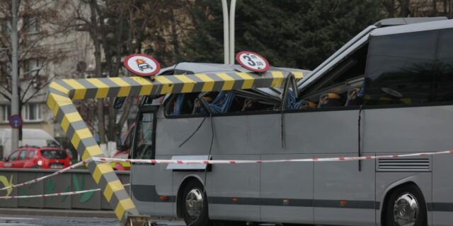 Pasagerii aflaţi în autocarul implicat în accidentul din Pasajul Unirii au dat în judecată agenţia de turism / Este prima plângere depusă de cei 24 de turişti din Larissa care au plecat într-o excursie de Crăciun