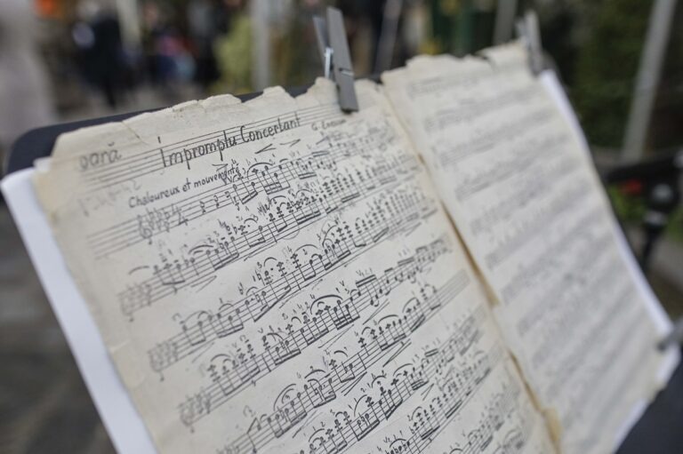 Piața George Enescu din Paris, muzica, concert, partitură
