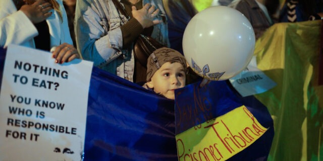 Persoane, majoritatea refugiați ucraineni, protestează împotriva agresiunii rusești în Ucraina, în fața ambasadelor Ucrainei și Rusiei la București, luni 10 octombrie 2022