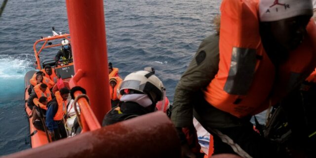 Directorul Frontex, vizită la bordul navei Gărzii de Coastă aflată în misiune în Italia, în apele Mediteranei: Peste 1.600 de persoane au fost salvate din ape, de la începutul anului
