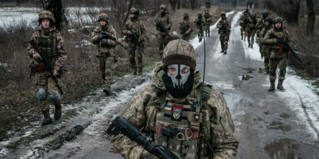 ucraina, iarnă, rusia, convoi, razboi, conflict, atac, misiune, operatiune, deplasare, trupe, soldati, militari, armata, arme, pusti automate