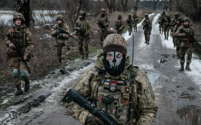 ucraina, iarnă, rusia, convoi, razboi, conflict, atac, misiune, operatiune, deplasare, trupe, soldati, militari, armata, arme, pusti automate