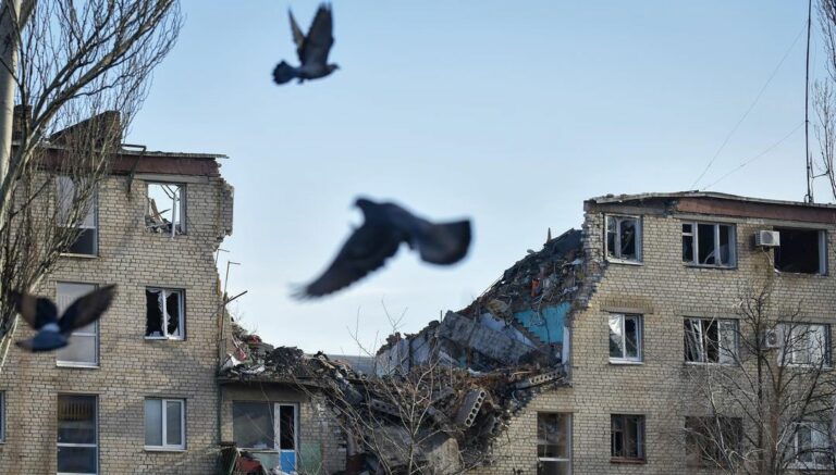 armata ucraina razboi rusia populatie civila civili tancuri bombardamente ucraineni blocuri 4 oameni2 case