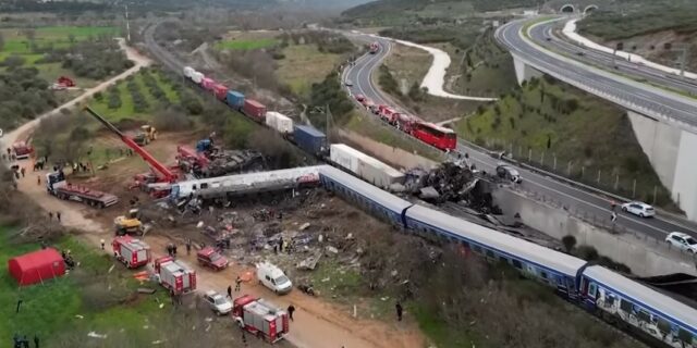 UPDATE VIDEO Bilanțul accidentului feroviar din Grecia a ajuns la 40 de morți: Şeful de gară din oraşul Larisa a fost arestat