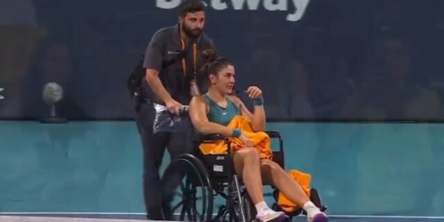 VIDEO Bianca Andreescu s-a accidentat la gleznă şi a părăsit terenul în scaun cu rotile la meciul din optimile Miami Open