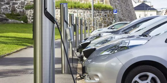 Vânzările de maşini electrice alimentate cu baterii au atins pragul de un milion în Marea Britanie