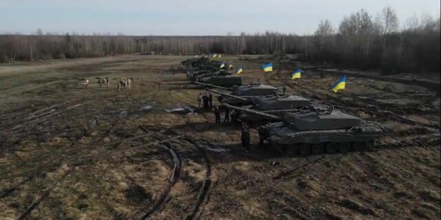 VIDEO Ministrul ucrainean al Apărării s-a plimbat cu unul dintre primele tancuri britanice Challenger 2 ajuns în Ucraina: „O marfă foarte bună. Aceste mașinării fantastice își vor începe în curând misiunile de luptă”