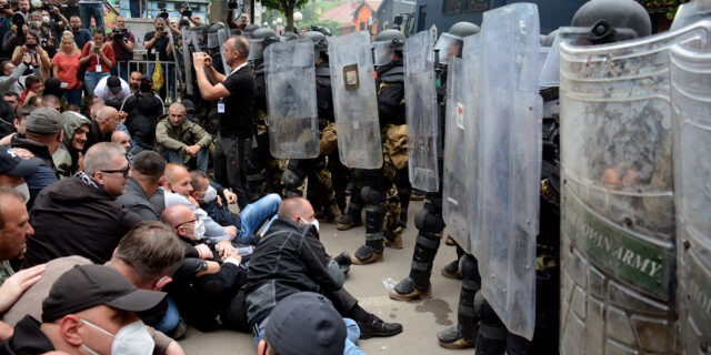 kosovo serbia politie manifestanti protest violente