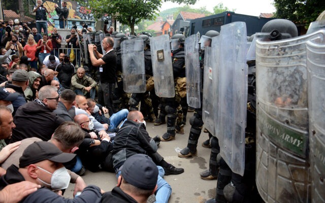 kosovo serbia politie manifestanti protest violente