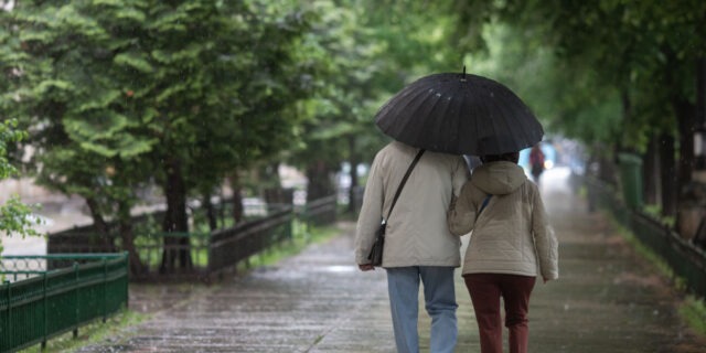 vreme, ploaie, oameni, Bucuresti, meteo