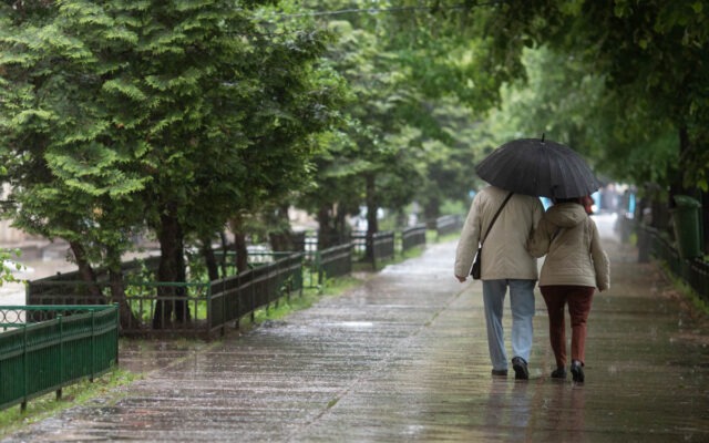 vreme, ploaie, oameni, Bucuresti, meteo