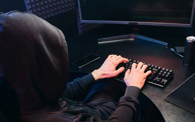 hacker, atacator online, calculator