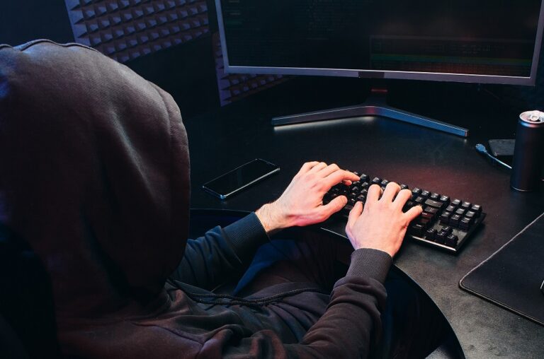 hacker, atacator online, calculator