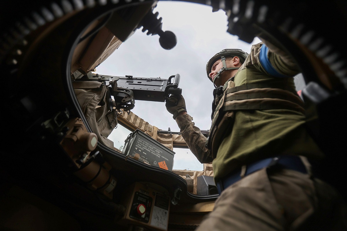ucraina razboi soldat ucrainean tanc mitraliera