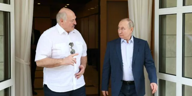 Lukaşenko a venit la Sankt Petersburg să discute cu Putin