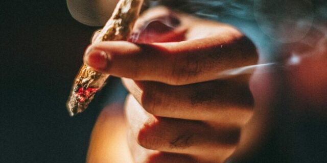 consumul de droguri la adolescenți, canabis, iarba, marijuana, droguri, diicot, fumat