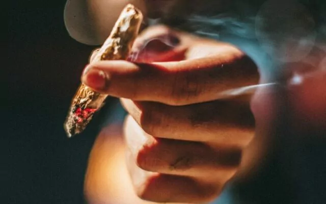 consumul de droguri la adolescenți, canabis, iarba, marijuana, droguri, diicot, fumat