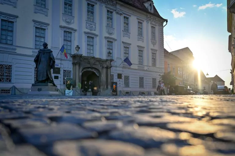muzeul brukenthal sibiu, piata mare, statuia baronului von brukenthal