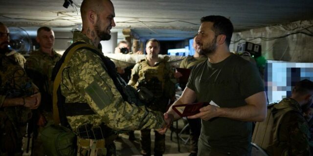 volodimir zelenski distinctie soldati ucraina