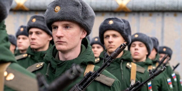 rusia, moscova, soldati rusi, mobilizare armata, militari, arma, razboi ucraina, recrutare armata, cadeți