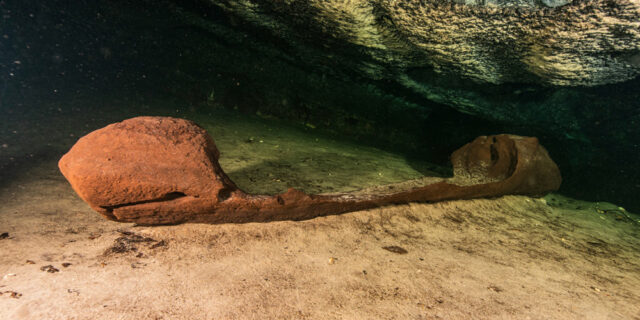 O canoe mayaşă, înconjurată de oseminte de oameni şi animale, descoperită într-o peșteră subacvatică din Mexic / Arheologii consideră că ar fi fost folosită pentru un ritual de „trecere spre lumea de dincolo”