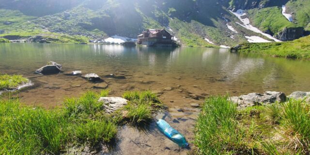 FOTO Bâlea Lac a ajuns o rușine pentru turismul sibian: Vârful kitsch-ului / La suprafața lacului glaciar poți observa păstrăvi sărind pe lângă PET-uri