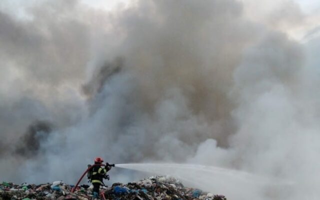 pompier incendiu groapa de gunoi, groapa de gunoi Titu