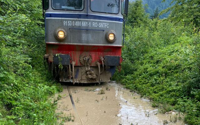 tren blocat de o alunecare de teren
