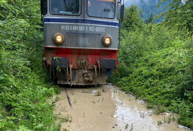 tren blocat de o alunecare de teren