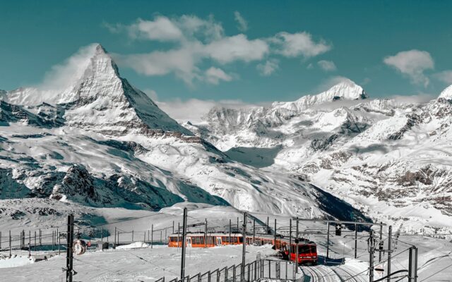 https://www.lefigaro.fr/sciences/les-glaciers-suisses-ont-fondu-autant-ces-deux-dernieres-annees-qu-entre-1960-et-1990-20230928
