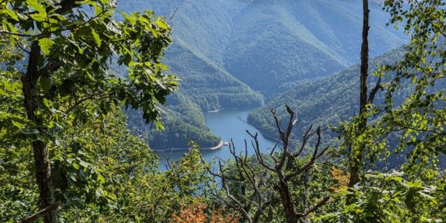 Munții Gilăului, Lacul Tarnița, drumeție