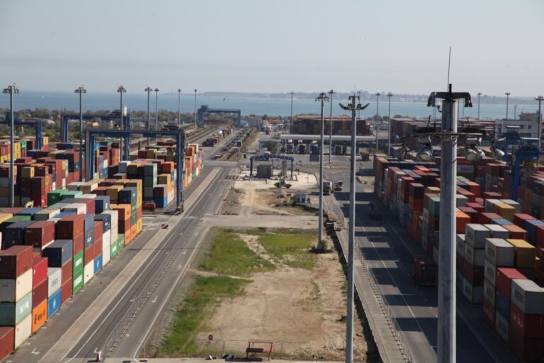 portul constanta, remorchere, cargo, nave, vapoare, cereale, cale ferate port, dane, transport, containere, macarale, marfuri, comert, export, import, silozuri, cereale ucrainene (1)