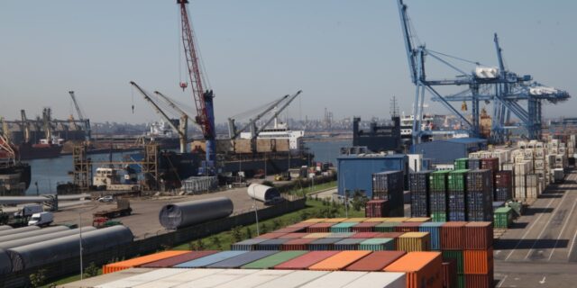 portul constanta, remorchere, cargo, nave, vapoare, cereale, cale ferate port, dane, transport, containere, macarale, marfuri, comert, export, import, silozuri, cereale ucrainene (21)