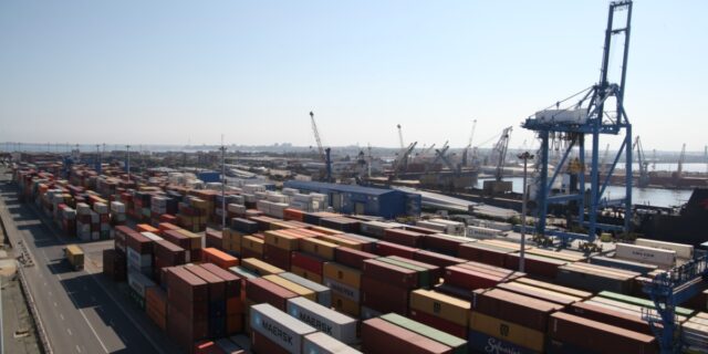 portul constanta, remorchere, cargo, nave, vapoare, cereale, cale ferate port, dane, transport, containere, macarale, marfuri, comert, export, import, silozuri, cereale ucrainene (6)